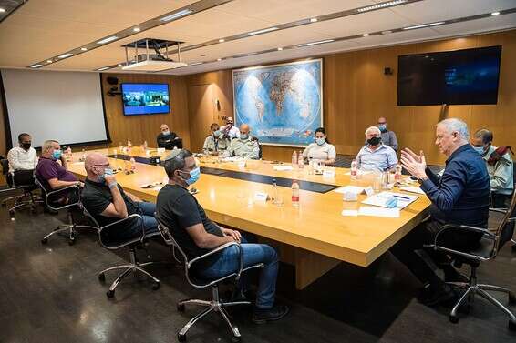 גנץ עם ראשי הרשויות // צילום: עודד קרני - לע"מ